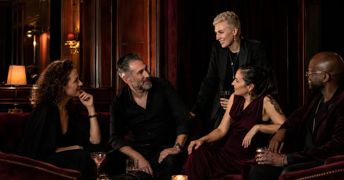 Munch BDSM elegante con adulti che conversano in un lounge
