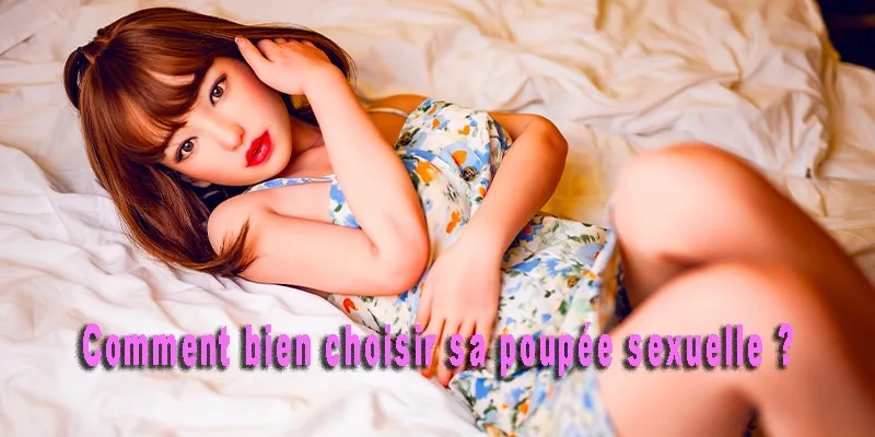 Poupée réaliste en robe fleurie allongée sur un lit, avec le titre « Comment bien choisir sa poupée sexuelle ? »