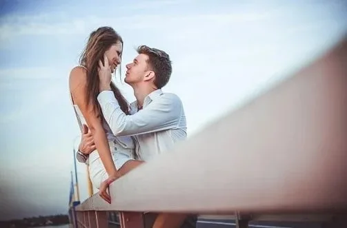 couple echangiste balcon tendresse regard femme assise homme