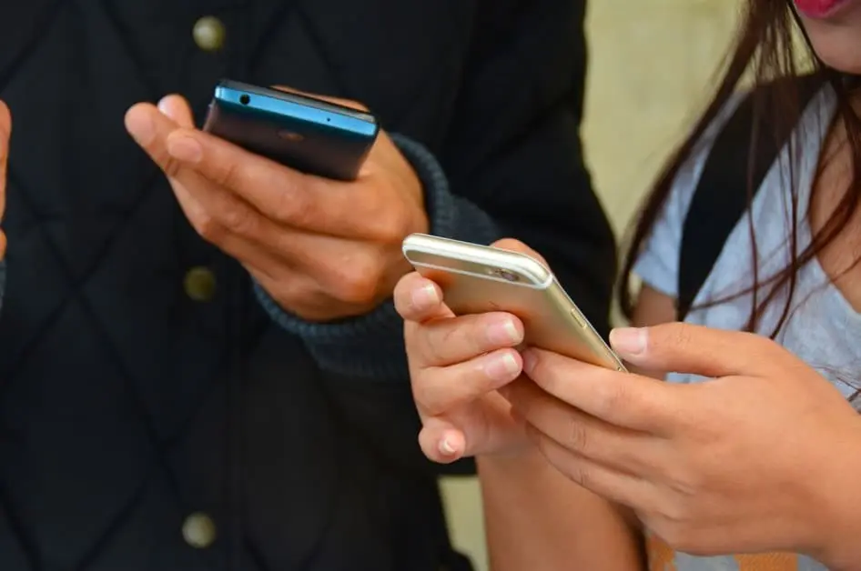 Couple échangeant des textos après un match Tinder réussi
