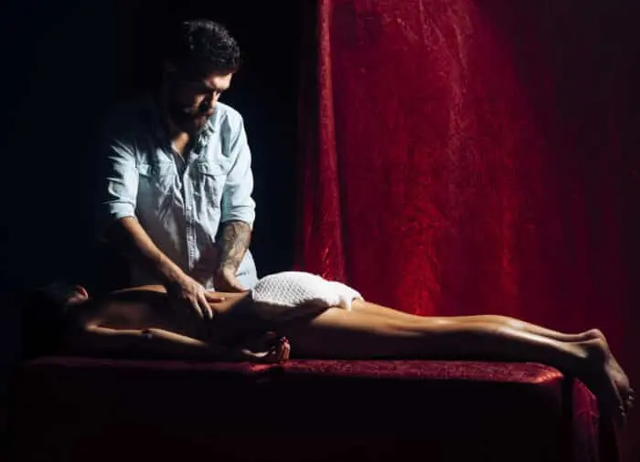 5 astuces surprenantes pour s’épanouir sexuellement 3 Couple communiquant ouvertement pour un épanouissement sexuel partagé