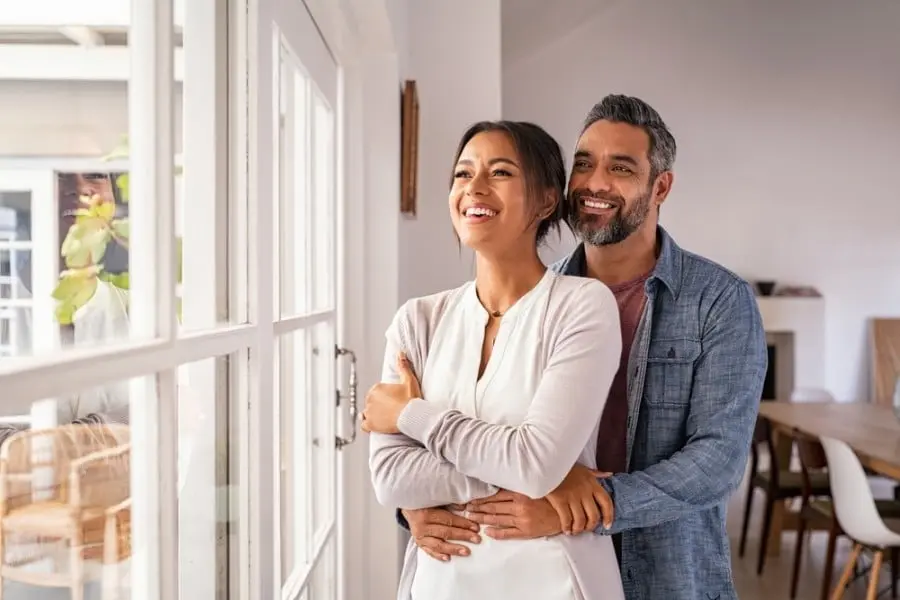 Couple complice symbolisant une relation amoureuse durable et épanouie