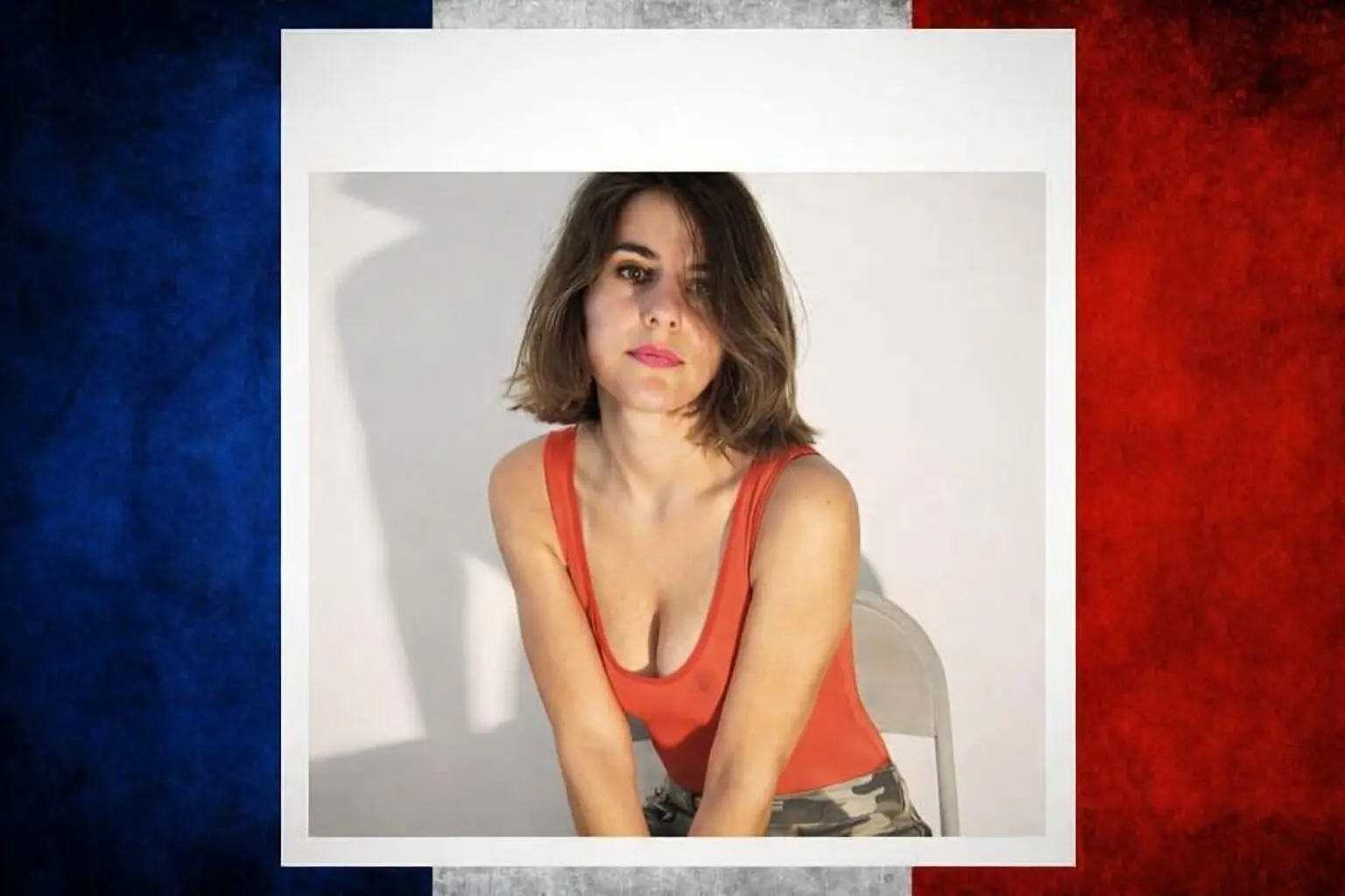 Portrait d'une femme en débardeur orange assise sur une chaise, encadré sur un fond aux couleurs du drapeau français